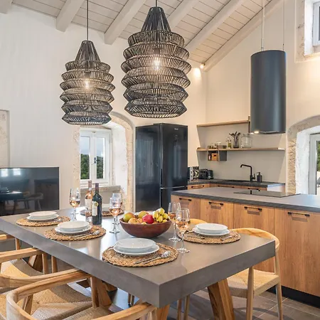 Nonna, 1800s House Renovated In 2023