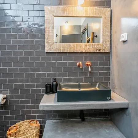 Nonna, 1800s House Renovated In 2023